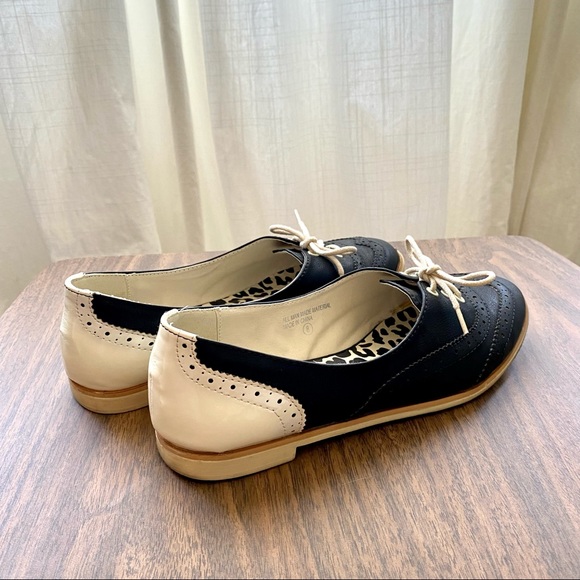 [ Sold ] ModCloth Retro Black and Beige Lace-up Flats, Size 8 - Picture 4 of 7